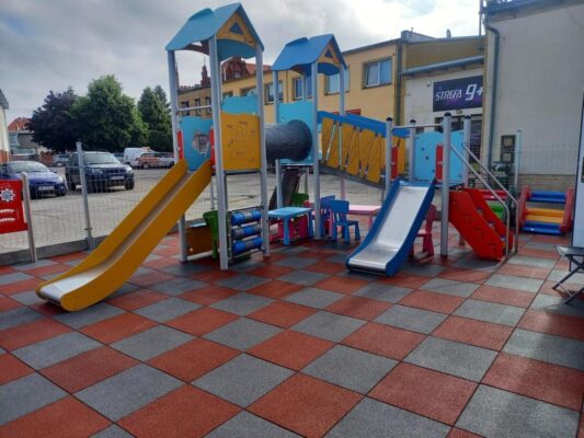 Bezpieczna nawierzchnia SBR. Plac zabaw przy żłobku. Atestowane maty gumowe, odporne na UV