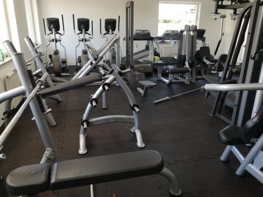 Mata gumowa puzzle czarna z czerwonym wtrąceniem