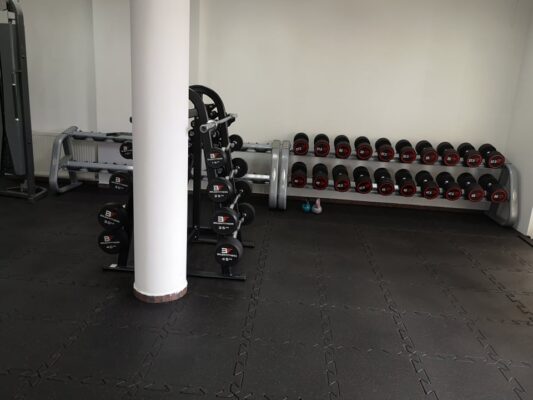 Nawierzchnia sportowa PREMIUM BLACK - czerwone wtrącenie