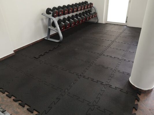 Podłoga gumowa typu puzzle - wersja PREMIUM BLACK 20 mm z wtrąceniem czerwonym