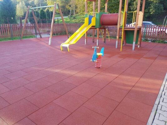 Bezpieczna nawierzchnia czerwona na placu zabaw