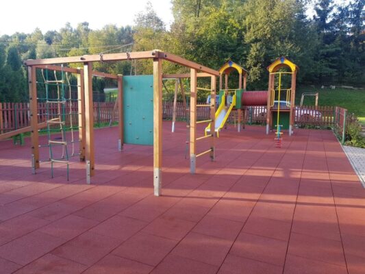 Plac zabaw - Gmina Ciężkowice - bezpieczna nawierchnia czerwona PROFLEX