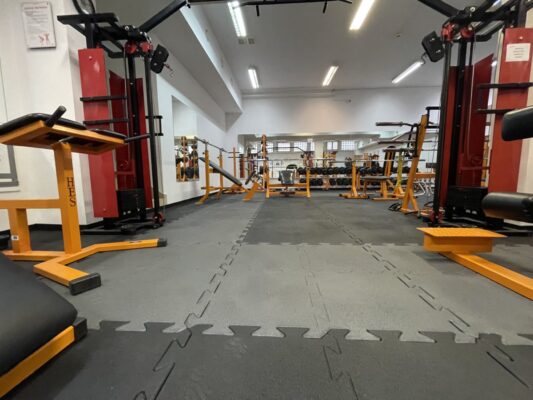 Gumowe maty do siłowni - czarne oraz szare puzzle do stref ćwiczeń