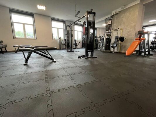 Podłoga sportowa do siłowni czarna - puzzle gumowe do strefy ćwiczeń
