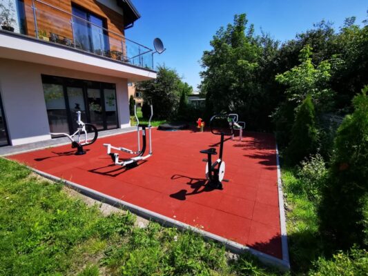 Nawierzchnia bezpieczna przy przedszkolu w Kielcach - płyty gumowe czerwone PROFLEX-SBR