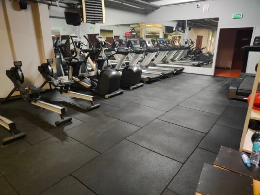 Mata do siłowni - podłoga gumowa pod sprzęt. Realizacja czarnej podłogi SQUARE BLACK w COS Giżycko