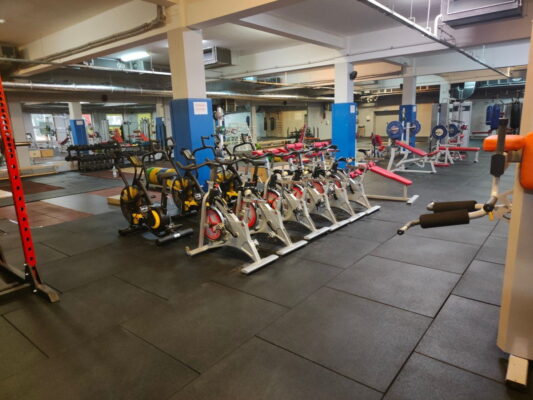 Mata fitness pod sprzęt, nawierzchnia SQUARE BLACK - czarna podłoga sportowa do siłowni