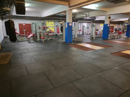 Mata gumowa do siłowni, nawierzchnia sportowa SQUARE BLACK - czarna podłoga fitness