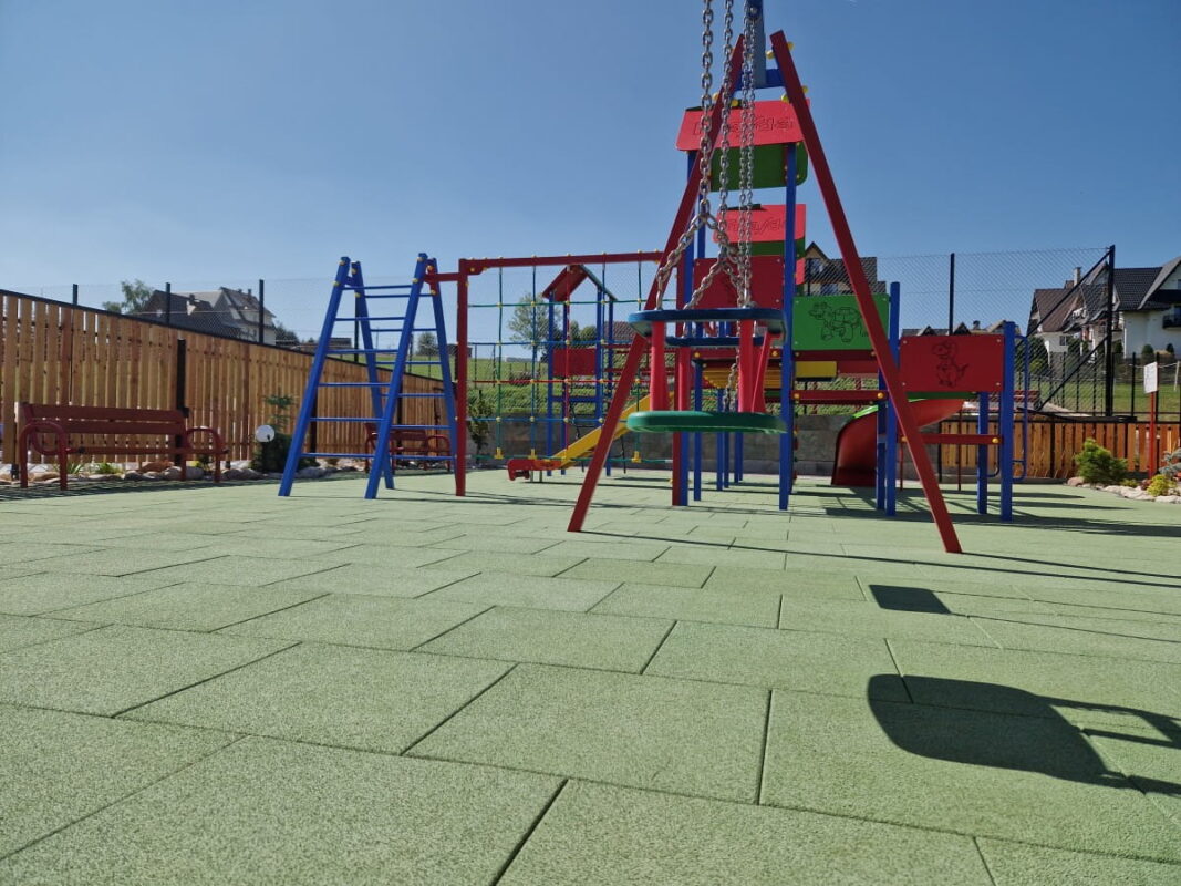 Plac zabaw z bezpieczną nawierzchnią LIVEFLOORING (płyty PROFLEX-EPDM reseda green)