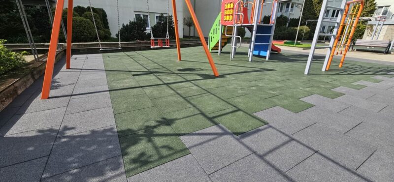 Bezpieczna nawierzchnia PROFLEX-SBR, płyty gumowe pod plac zabaw na osiedlu Tęczowy Park w Warszawie