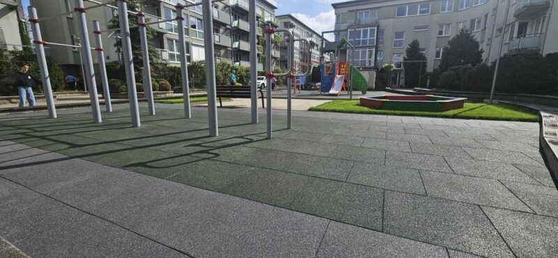 Siłownia zewnętrzna z płyt PROFLEX-SBR - osiedle Tęczowy Park w Warszawie