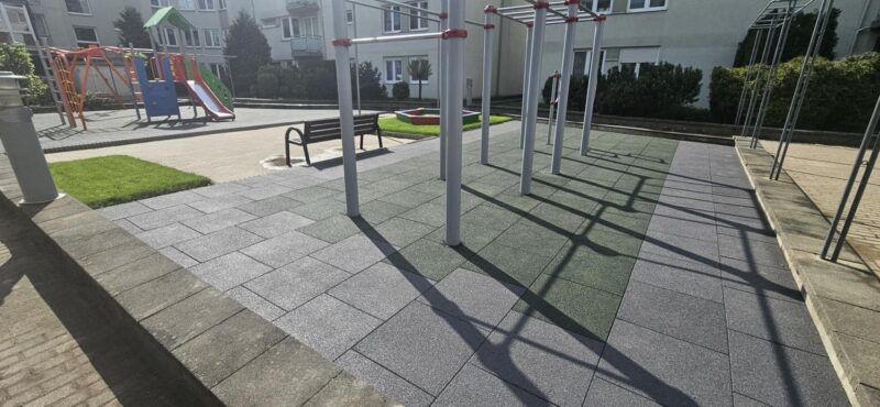 Tęczowy Park Warszawa - siłownia zewnętrzna z płytami PROFLEX-SBR od LIVEFLOORING