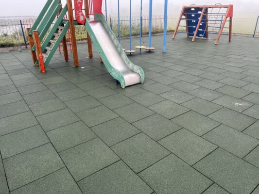 Maty na place zabaw - bezpieczna nawierzchnia SBR