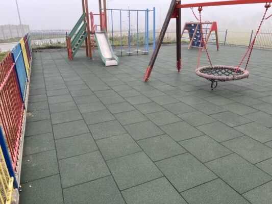 Plac zabaw z bezpieczną nawierzchnią - płyty PROFLEX-SBR zielone