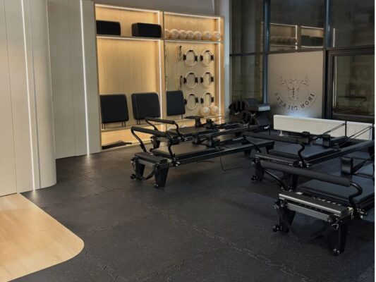 Studio pilatesu Iron Gym - sala z reformerami i nawierzchnią gumową LiveFlooring