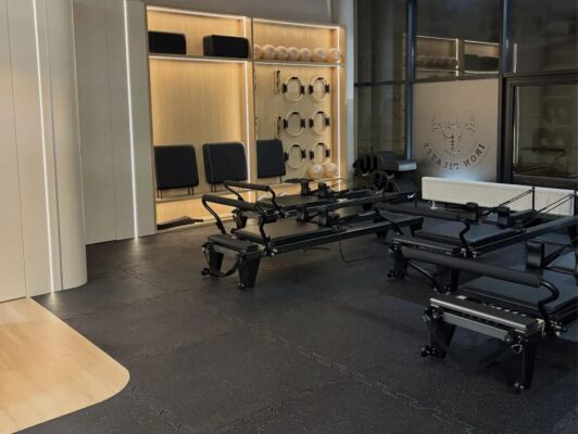 Studio pilatesu Iron Gym - sala z reformerami i nawierzchnią gumową LiveFlooring